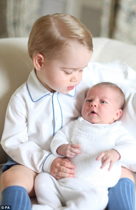 Công nương Kate chụp lại khoảnh khắc Hoàng tử George ôm em gái Charlotte khi mới chào đời ở Anmer, Norfolk, tháng 5/2015.