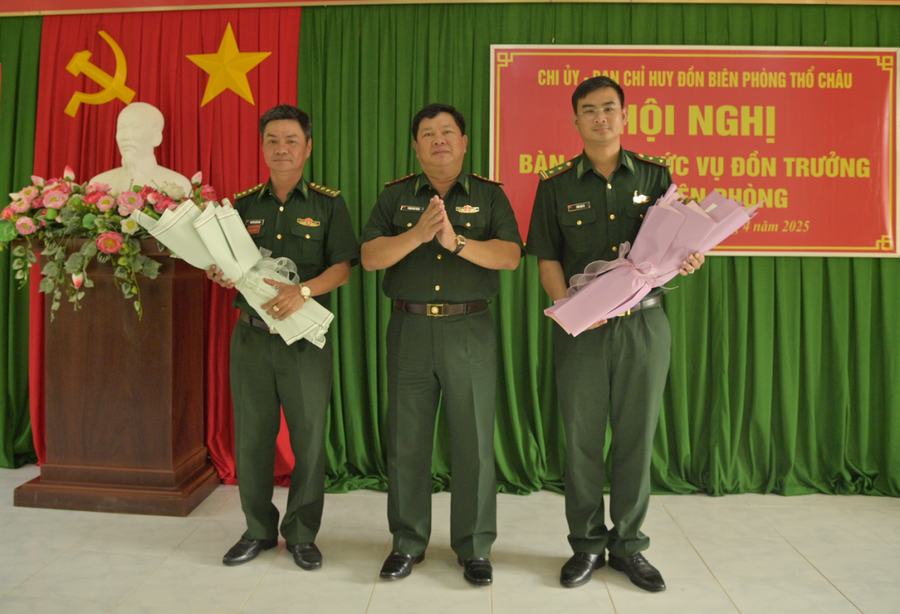 Đại tá Phạm Văn Thắng tặng hoa chúc mừng Đại úy Nguyễn Hữu Nhân và Trung tá Trần Văn Tú