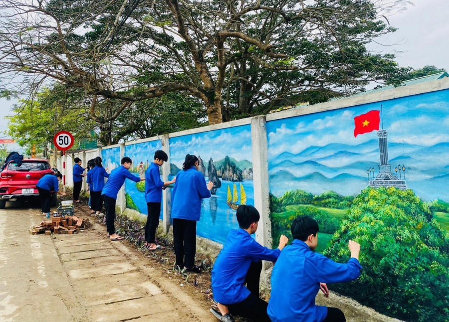 Đoàn viên thanh niên huyện Thanh Chương thực hiện công trình "con đường bích họa"