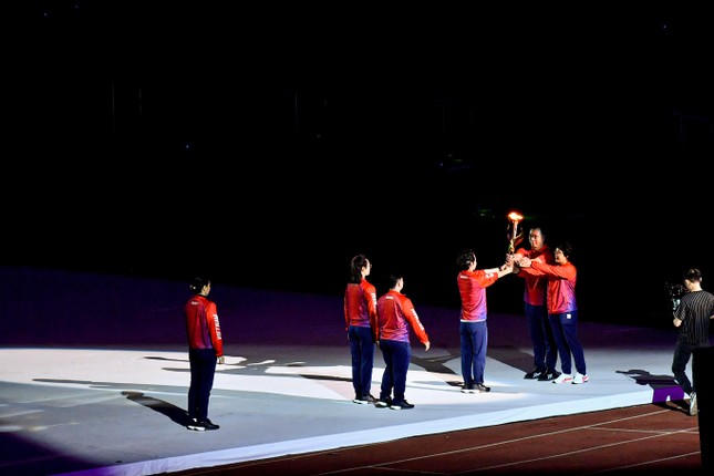 Màn thắp đuốc ở chương 3 "Đông Nam Á tỏa sáng".