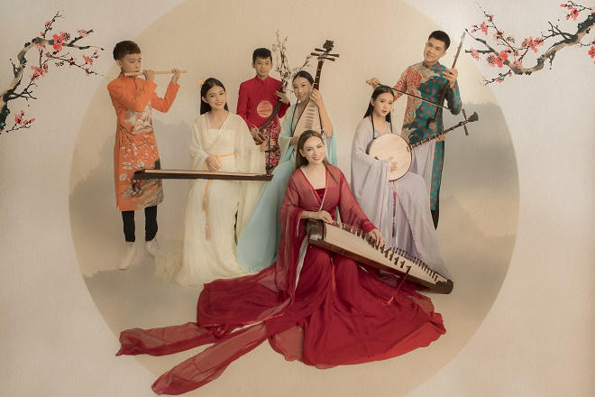 Phi Nhung v&agrave; c&aacute;c con tranh thủ chụp h&igrave;nh chung tặng fan năm mới