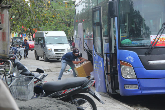 Chiếc xe của hàng xe H.T đang trả hàng.