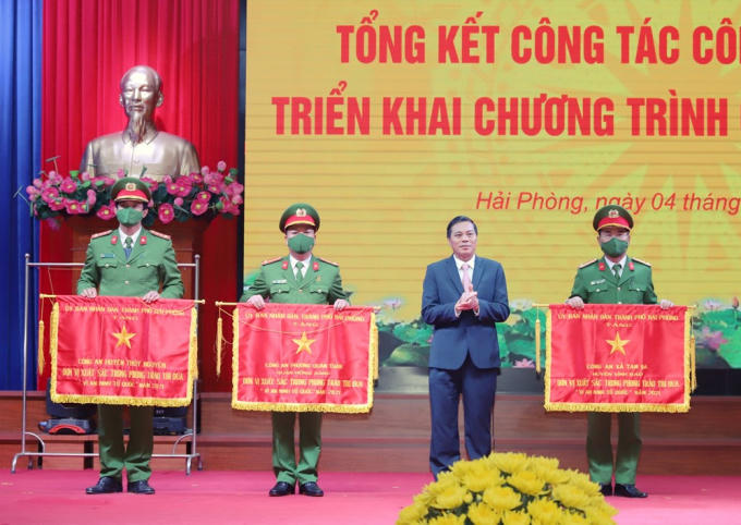 Chủ tịch UBND TP Nguyễn Văn Tùng trao tặng Cờ thi đua của UBND TP cho các tập thể.