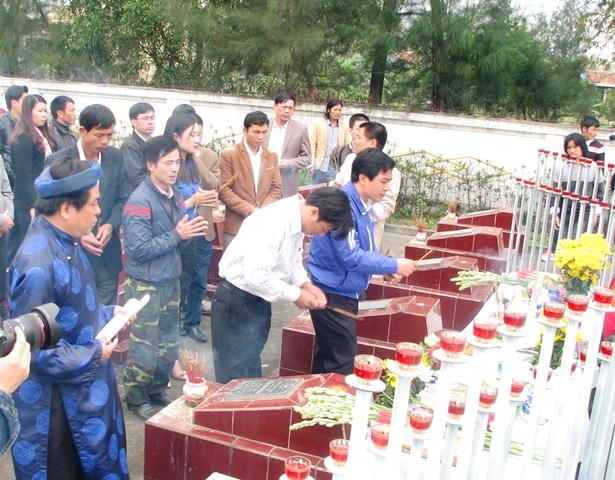 Đ&ocirc;̀ng đ&ocirc;̣i lặng lẽ c&uacute;i đầu tưởng nhớ, thắp những n&eacute;n t&acirc;m hương tưởng nhớ, tri &acirc;n c&aacute;c liệt sỹ hy sinh trong trận Hải chiến Gạc Ma năm 1988.