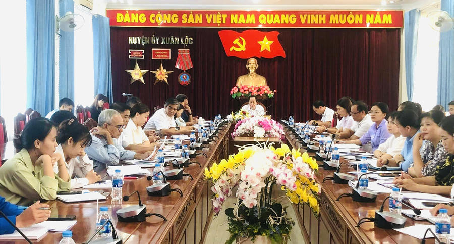 Quang cảnh hội nghị giao ban giữa Thường trực Huyện ủy với Thường trực Đảng ủy huyện Xuân Lộc.