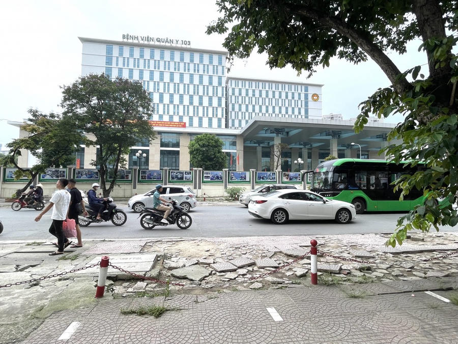 Đoạn vỉa hè đối Bệnh viện Quân y 103 (đường Phùng Hưng, phường Phúc La, quận Hà Đông, Hà Nội), hư hại nặng