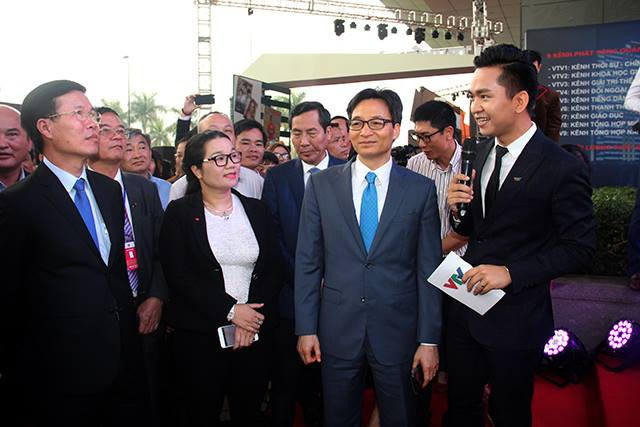 Trưởng Ban Tuyên giáo Trung ương Võ Văn Thưởng, Phó Thủ tướng Vũ Đức Đam cùng đi tham quan hội báo.