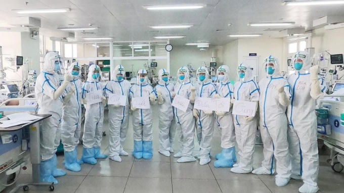 Những “thiên thần áo trắng” quên mình cứu bệnh nhân.