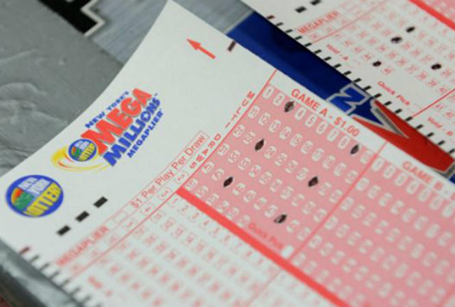 Một vé số Mega Millions. Ảnh: AFP