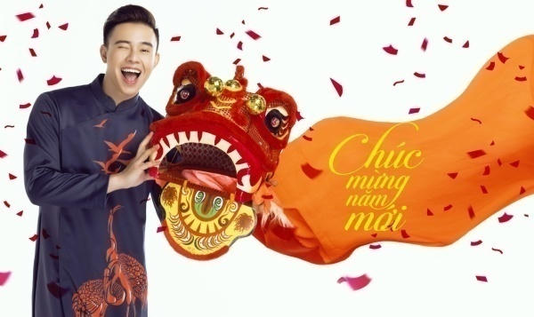 Với góc nhìn của một người trẻ, Đông Hùng nhận thấy mọi người đều quá hối hả, bộn bề hơn trong những ngày lễ Tết. Và trong những tất bận của những xúc cảm năm mới, nhiều người đôi khi quên đi những giá trị thẳm sâu của niềm vui năm mới: Được cùng ngồi ăn bữa cơm tất niên bên gia đình, là những hành động báo đáp ơn nghĩa sinh thành với cha mẹ, là những nụ cười rạng rỡ sẽ giúp căn nhà nhỏ trở nên ấm áp và ngập tràn sắc xuân.