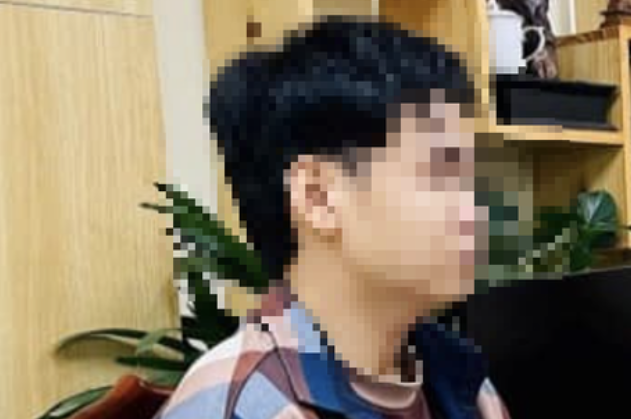 Vĩ đã bị bắt giữ vì quan hệ làm bạn gái nhỏ tuổi có bầu sinh con.