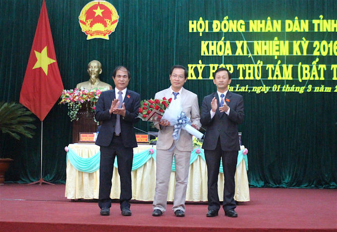 Ông Đỗ Tiến Đông, PCT UBND tỉnh Gia Lai (đứng giữa). Ảnh Hồng Thi.