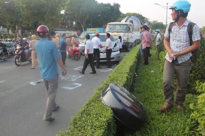 Những mảnh hư hỏng của xe ô tô bị xe bồn tông bẹp dùm văng khắp nơi.