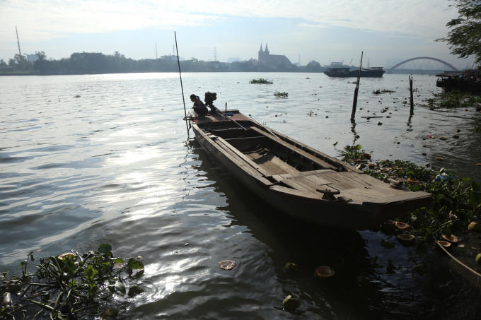 Sợ cá bị bắt người dân phải đi thuyền ra xa