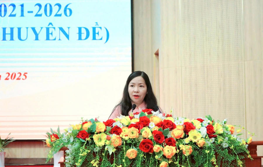 Bà Nguyễn Hồng Phượng, Trưởng Ban Pháp chế HĐND tỉnh An Giang phát biểu tại kỳ họp.