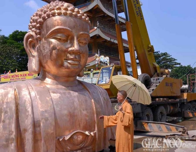 HT.Thích Trí Quảng trước một phần của tôn tượng Bổn Sư trước khi cung thỉnh lên sàn chánh điện Việt Nam Quốc Tự - Ảnh: B.Toàn.