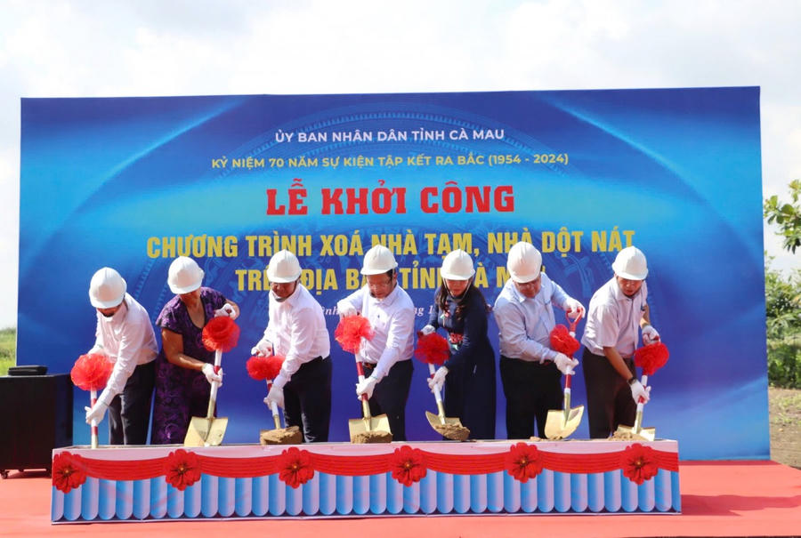 Lãnh đạo tỉnh Cà Mau thực hiện nghi thức lễ khởi công chương trình xoá nhà tạm, nhà dột nát.