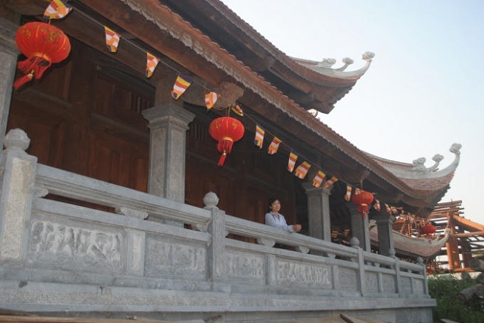 Một bên cánh phải nhà hạ được chạm trổ hoa văn cầu kỳ, tinh xảo. (Ảnh: Duy Ngợi).