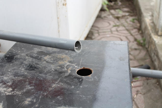 Đường ống từ máy bơm dẫn vào thùng lọc cũng bị cắt bỏ.