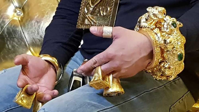 Vàng khủng mà Phúc XO khoe khoang thông qua mạng xã hội thực chất là vàng giả, tất cả đều phục vụ cho việc đánh bóng tên tuổi, nhắm đến lợi ích kinh doanh