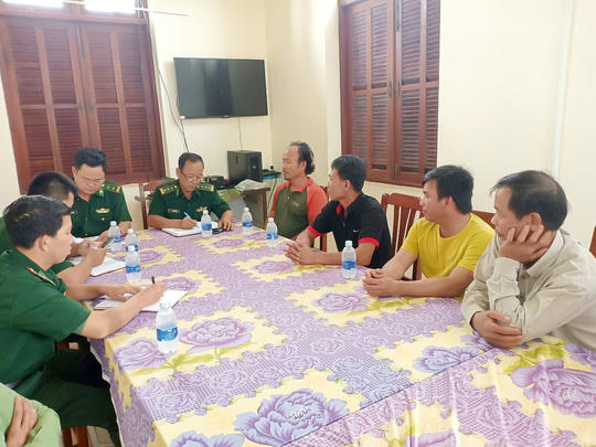 Những thuyền viên may mắn thoát chết sau vụ chìm tàu (bìa phải).