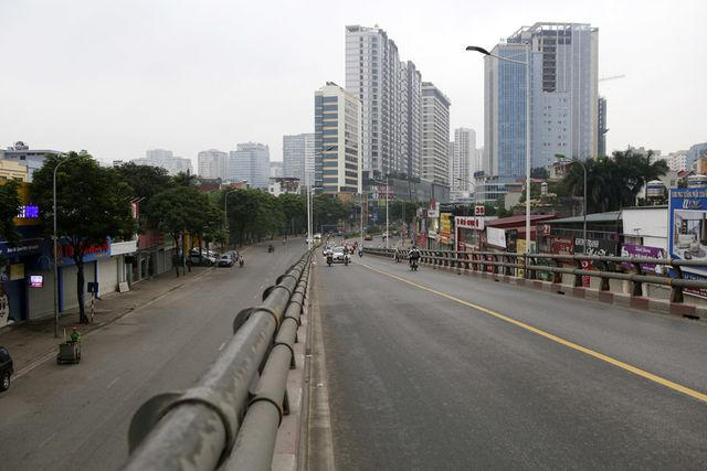 Đường Lê Văn Lương vắng vẻ lạ thường trong giờ cao điểm vào buổi sáng.