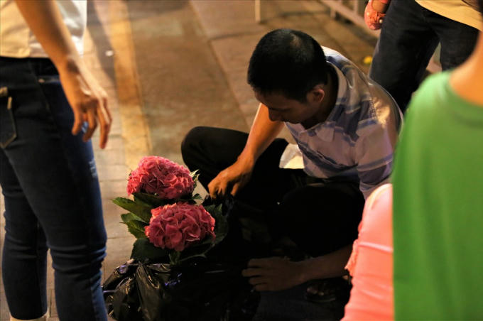 Người đàn ông này xin được hai chậu hoa rất đẹp, ông nói là sẽ mang về trồng trên sân thượng. Ảnh: Trường Sơn