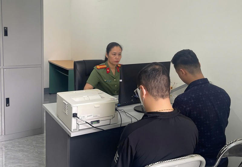 Cơ quan Công an lập hồ sơ xử lý 2 trường hợp đăng tải thông tin sai sự thật lên mạng xã hội. (Ảnh: Công an Lào Cai).