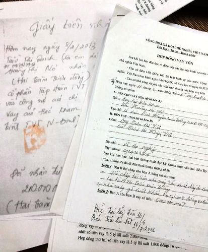 Bản hợp đồng vay vốn được ký giữa gia đình ông Kham, bà Mơ và ông Việt bà Hồng.
