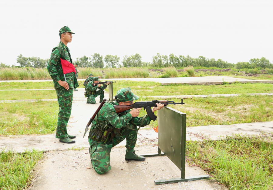 Quân nhân chuyên nghiệp và hạ sĩ quan, chiến sĩ BĐBP tỉnh kiểm tra bắn bài 1 súng tiểu liên AK ở tư thế quỳ bắn.