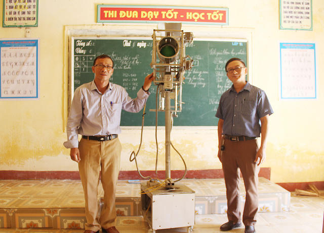 Thầy Quang (bên trái) và thầy Hạnh bên chiếc máy do hai thầy sáng chế.
