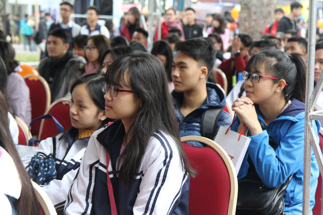 Nhiều bạn trẻ chăm chú lắng nghe. (Ảnh: VTV).