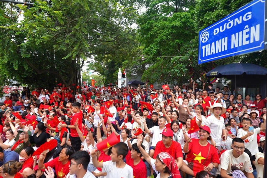 Người dân tham gia khi xem diễu binh. Ảnh Tiền Phong.