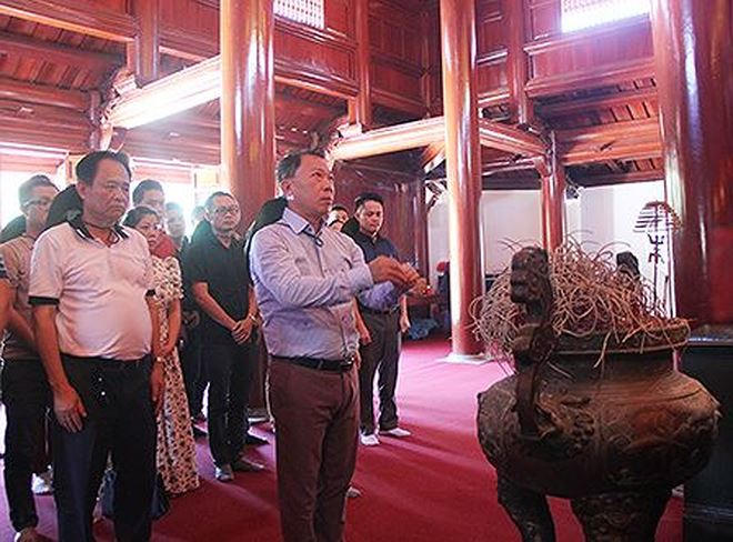 TS Đào Văn Hội - Tổng biên tập thắp hương tri ân