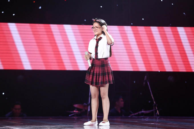 Cậu bé “búi tóc” Quốc Thái hát tiếng Anh khiến 4 HLV “lao” lên sân khấu tranh giành