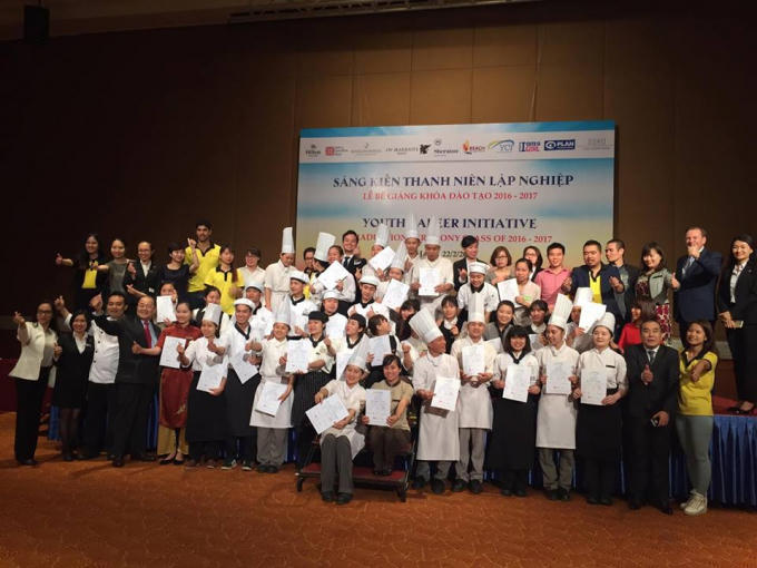 39 học viên chụp ảnh lưu niệm cùng ban tổ chức và khách mời.