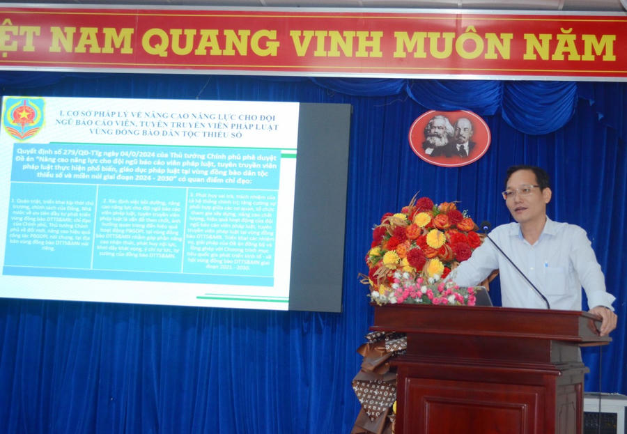 Báo cáo viên Đỗ Hồng Quang - Trưởng phòng Phổ biến, giáo dục pháp luật (Sở Tư pháp Bạc Liêu) trình bày Kế hoạch 94 của Đề án “Nâng cao năng lực cho đội ngũ báo cáo viên pháp luật, tuyên truyền viên pháp luật thực hiện phổ biến, giáo dục pháp luật tại vùng đồng bào DTTS.