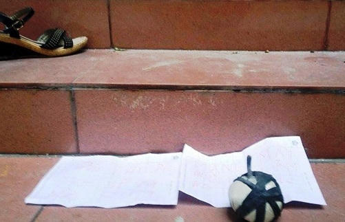 Quả mìn cùng tờ giấy đối tượng đặt để dọa giết ông Lợi.