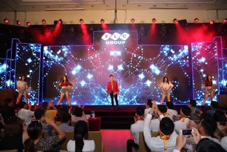 Không khí của sự kiện luôn được dàn dựng như đại nhạc hội