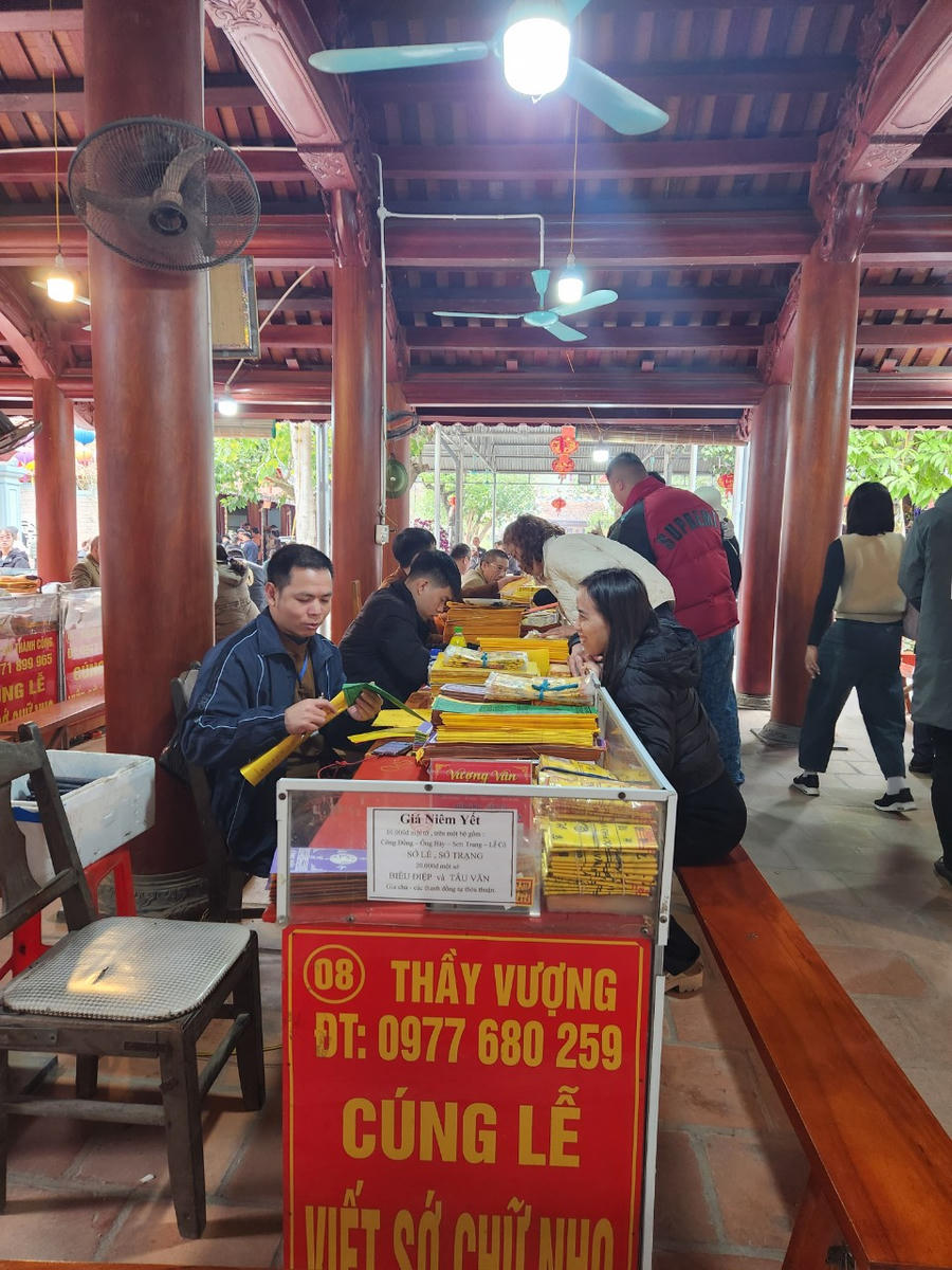 Khu vực viết sơ, viết chữ nho cũng được Ban quản lý khu di tích bố trí ngay phía bên tay phải khu chính điện để cho du khách có nhu cầu.