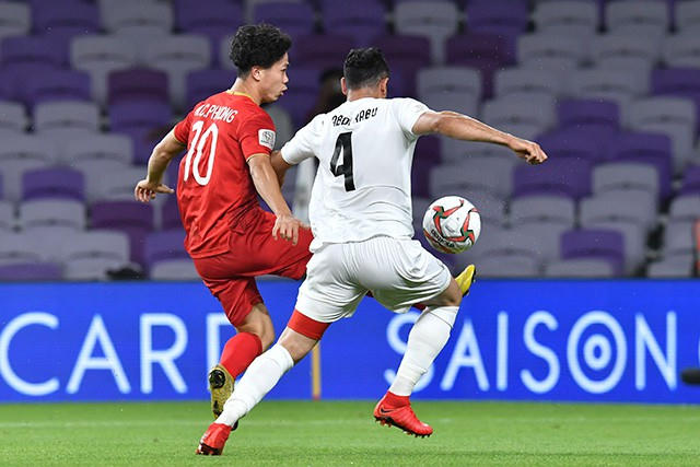 Công Phượng khiến hàng thủ Yemen gặp khó khăn với những pha đi bóng điêu luyện