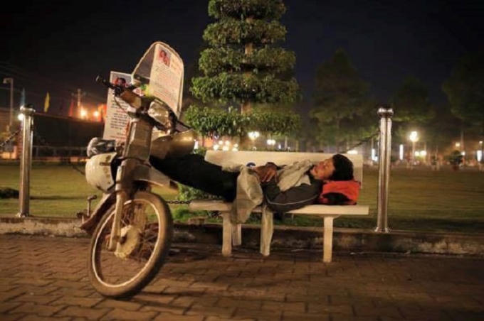 “Đi suốt, tối kiếm hiên nhà, công viên mà ngủ. Thỉnh thoảng xin được người dân tắm xong là đi ngay chứ có dám ở lâu. Phiền người ta”.