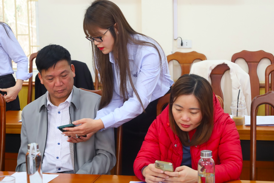 Nhân viên của Công ty Cổ phần Công nghệ HeyU khu vực 1 hướng dẫn cán bộ, công chức, viên chức cài đặt ứng dụng AI Hải Phòng.