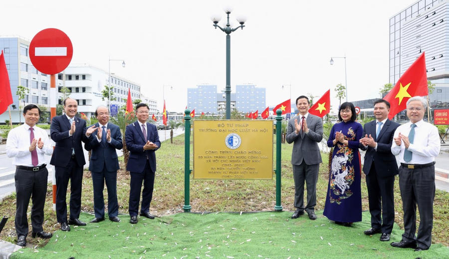 Phó Thủ tướng và các đại biểu gắn biển công trình Đại học Luật Hà Nội cơ sở 2. (Ảnh: VGP/Đức Tuân)