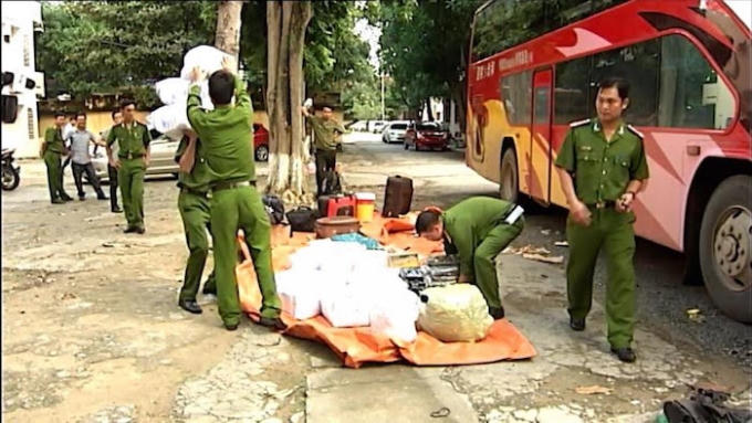 Lực lượng Công an khám xét xe.