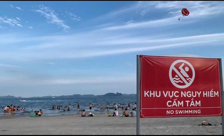 Nam sinh mất tích khi tắm biển tại khu vực có biển cảnh báo nguy hiểm.