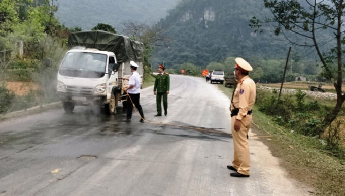 Các lực lượng chức năng kiểm tra, kiểm soát phun khử trùng tiêu độc các phương tiện vào địa bàn Thành phố Cao Bằng.