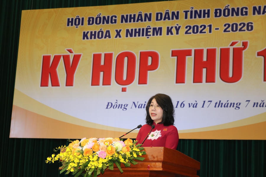 Phó Chủ tịch HĐND tỉnh Đồng Nai Hoàng Thị Bích Hằng báo cáo kết quả hoạt động 6 tháng đầu năm 2024 của HĐND tỉnh.
