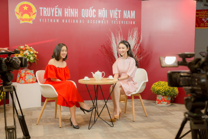 Mất passport 1 ng&agrave;y trước khi l&ecirc;n đường, H&agrave; Thu vẫn rạng rỡ đi ghi h&igrave;nh talkshow truyền h&igrave;nh