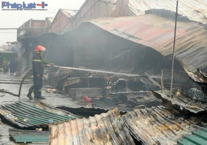 Đến tận 10h sáng, khu chợ vẫn được làm nguội.